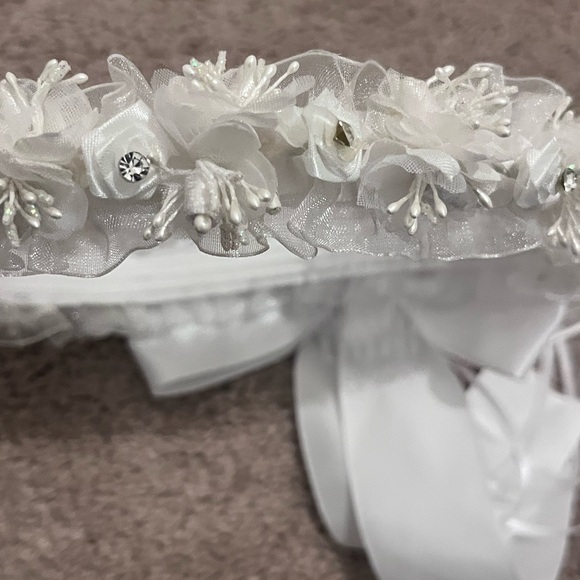Elegant White Floral Headband with Bow - Picture 6 of 10